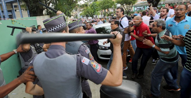 La Policía se enfrenta a seguidores de Lula que protestaban por la detención del expresidente. - REUTERS