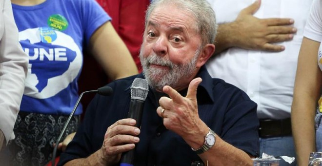 El expresidente brasileño Luiz Inácio Lula da Silva durante una rueda de prensa, este viernes, en la sede del partido de los trabajadores, en Sao Paulo (Brasil)./ EFE