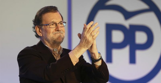 El presidente del PP y del Gobierno en funciones, Mariano Rajoy, durante su intervención en la clausura de un acto con alcaldes y afiliados del partido en Salamanca./ EFE