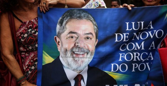 Simpatizantes del Partido de los Trabajadores se manifiestan en apoyo del expresidente brasileño Luiz Inácio Lula da Silva. EFE