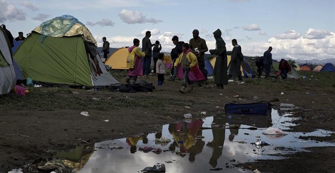 Vista general del campamento de refugiados de Idomeni, norte de Grecia, hoy 4 de marzo de 2016, donde miles de refugiados e inmigrantes esperan recibir un permiso para cruzar la frontera entre Grecia y Macedonia. EFE/Simela Pantzartzi