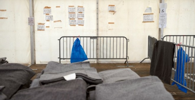 Interior de una de las tiendas del campo de refugiados de Dobova, en Eslovenia./ AFP