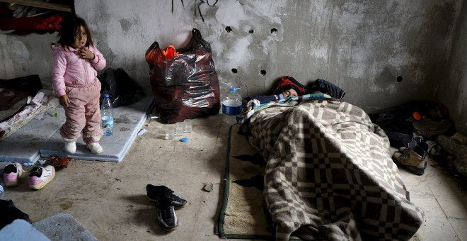 Una niña afgana, que vive junto a su familia en una casa abandonada de la isla griega de Chios. - REUTERS