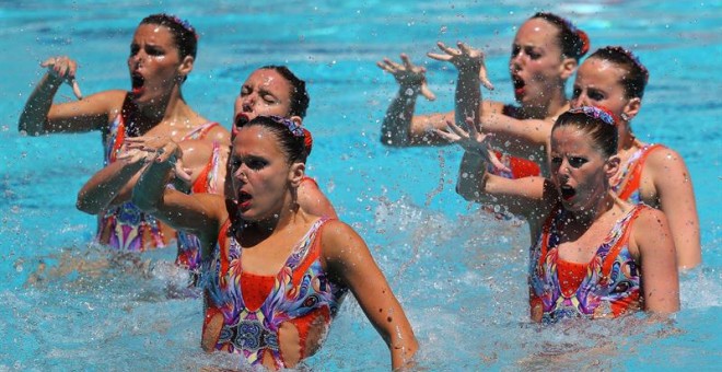 El equipo español de sincronizada en su ejercicio en el preolímpico de Río. /EFE