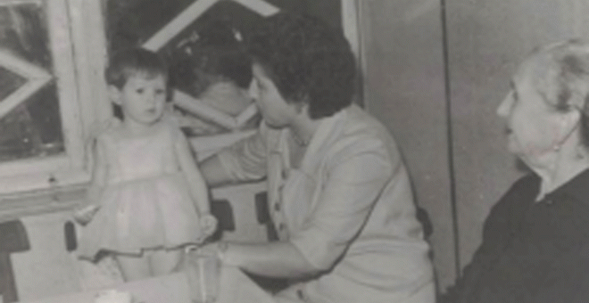 Lola, recién nacida, con su madre y su abuela, en 1959.
