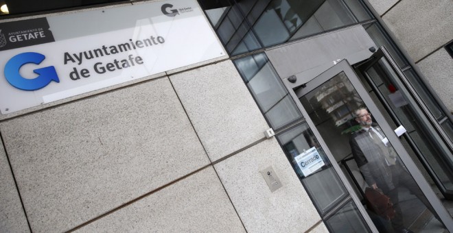 Agentes de la Policía Nacional registran dependencias del Ayuntamiento de Getafe, así como varios domicilios sociales y particulares de Madrid, por orden del magistrado del Juzgado de Primera Instancia e Instrucción número 4 de Getafe, que investiga un po