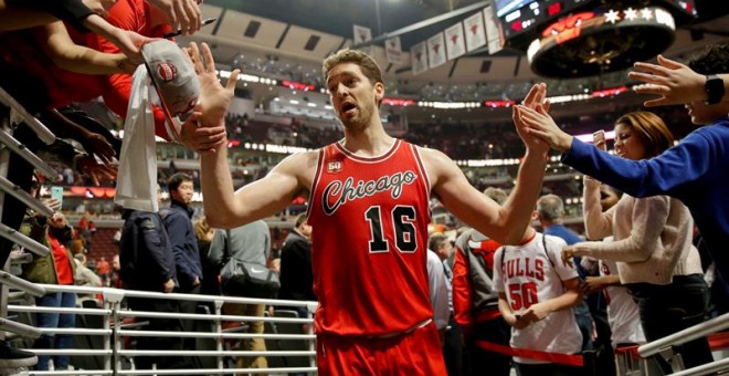 Gasol festeja con los aficionados la victoria de los Bulls contra los Bucks. /EFE