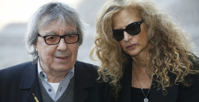 Bill Wyman junto a su esposa, Suzanne Accosta.