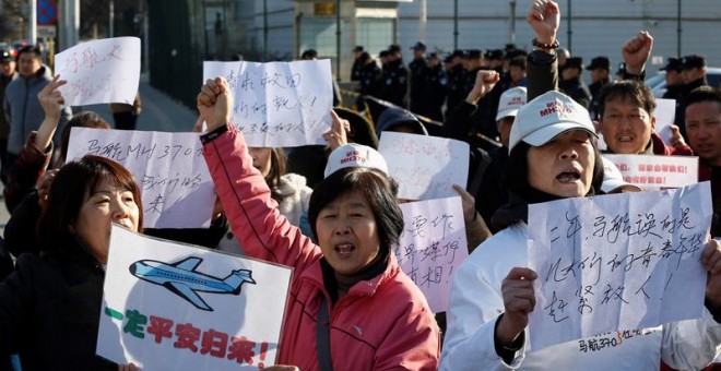 Familiares de los pasajeros del MH370 protestan a las puertas del templo Yonghegong Lama en Pekín. - EFE