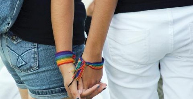 Dos chicas homosexuales durante una reivindicación por el respeto de la orientación sexual