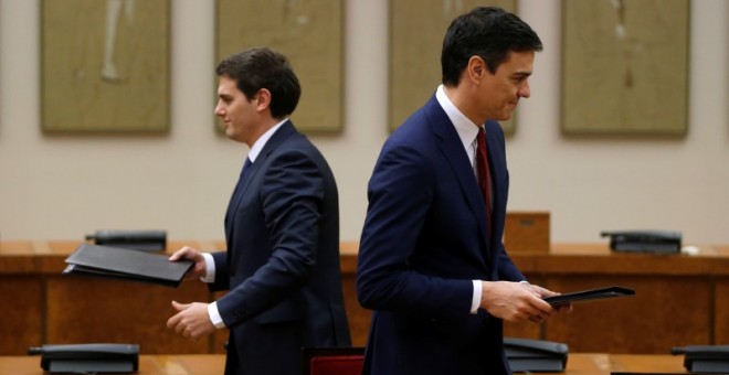 Albert Rivera y Pedro Sánchez, durante el acto en el que ambos firmaron su acuerdo de Gobierno. Archivo EFE