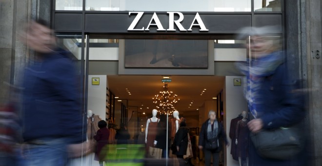 Varias personas pasan por una tienda de Zara en el centro de Barcelona. REUTERS/Albert Gea