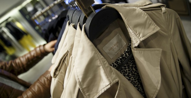 Una mujer mira unas prendas en una tienda de Zara en el centro de Madrid. REUTERS/Andrea Comas