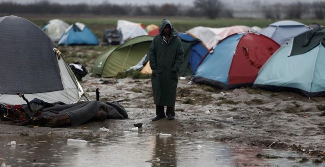 Un hombre permanece junto a tiendas de campaña cerca de Idomeni (Grecia). - EFE