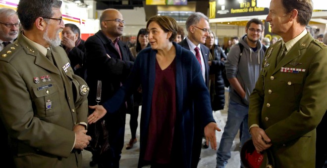 La alcaldesa de Barcelona, Ada Colau, conversa con dos mandos militares en el stand que el Ministerio de Defensa ha instalado en la XXVII edición del Salón de la Enseñanza. EFE/Toni Albir