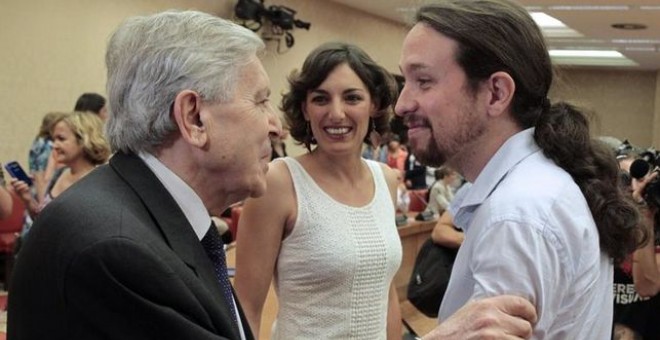 El exfiscal Carlos Jiménez Villarejo junto a Lola Sánchez y Pablo Iglesias, en una imagen de archivo. EFE