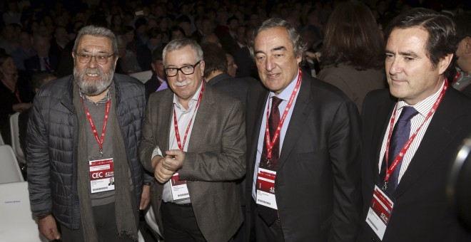 El secretario general de UGT, Cándido Méndez, junto a su homólogo de CCOO, Ignacio Fernández Toxo (2i); y los presidentes de CEOE y Cepyme, Juan Rosell (2d) y Antonio Garamendi, antes de la apertura del 42 Congreso Confederal de UGT en Madrid. EFE/Kiko Hu