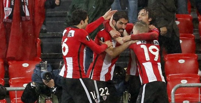 Raúl García celebra con sus compañeros su gol al Valencia. EFE/Luis Tejido