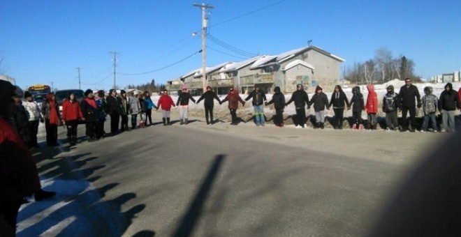 Habitantes de Cross Lake Cree (Canadá) claman por las personas que se han suicidado.- FACEBOOK