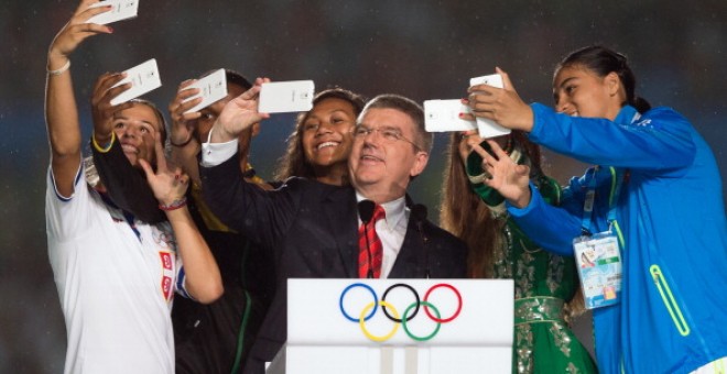 El presidente del COI se hace un selfie con deportistas en los pasados Juegos de la Juventud.