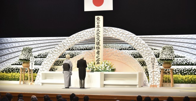 El emperador Akihito de Japón y la emperatriz Michiko presentan sus respetos ante un altar en memoria de las víctimas del terremoto y posterior tsunami de 2011, durante una ceremonia oficial celebrada en el Teatro Nacional de Tokio. EFE/Kazuhiro Nogi / Po