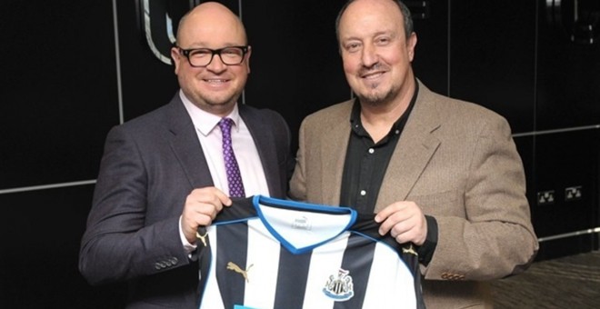 Rafa Benítez posa con la camiseta de su nuevo equipo. /NEWCASTLE UNITED