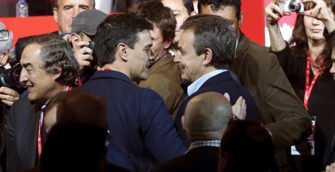 Pedro Sánchez, con el expresidente José Luis Rodríguez Zapatero, anteayer en el Congreso de UGT. / EFE