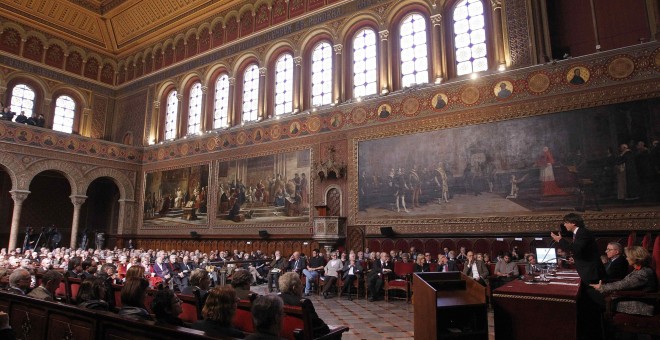 El presidente de la Generalitat, Carles Puigdemont, durante el acto conmemorativo del 50 aniversario de la asamblea constituyente del Sindicato Democrático de Estudiantes de la UB, la denominada 'Caputxinada'. EFE/Marta Pérez