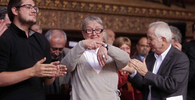 Mariona Petit, profesora de instituto y delegada de la Facultad de Ciencias del SDEUB en el curso 1967-68 recibe el aplauso de los asistentes durante el acto conmemorativo del 50 aniversario de la asamblea constituyente del Sindicato Democrático de Estudi