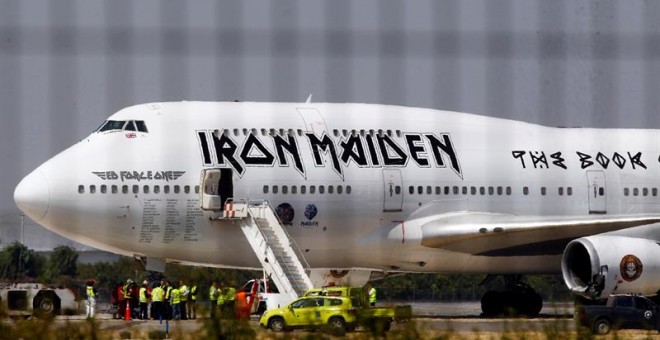 El avión 'Ed Force One', en el que se desplaza la banda británica de heavy metal Iron Maiden, sufrió hoy, sábado 12 de marzo de 2016, un accidente en la pista de aterrizaje del Aeropuerto Internacional Arturo Merino Benítez de Santiago de Chile (Chile).EF