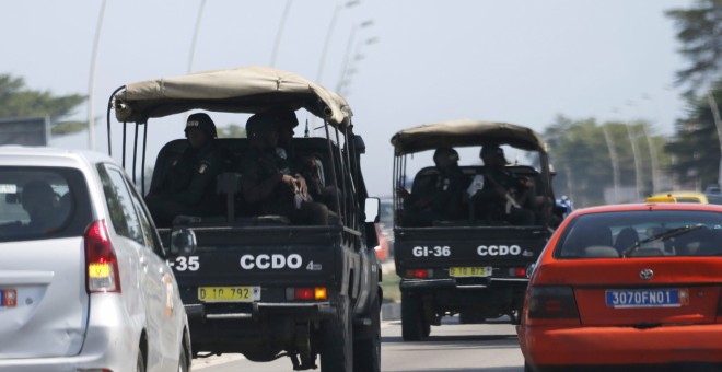 Las fuerzas de seguridad se dirigen en coche hacia Grand Bassam en Abidjan, Costa de Marfil , 13 de marzo de 2016. REUTERS / Joe Penney