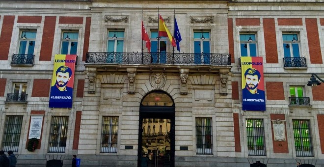 Vista de la fachada de la sede de la Comunidad de Madrid con los carteles a favor de Leopoldo López.