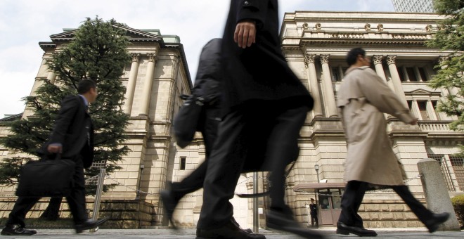 Varios viandantes pasan por delante del edificio del Banco de Japón (BoJ, según sus siglas en inglés), en Tokio. REUTERS/Toru Hanai