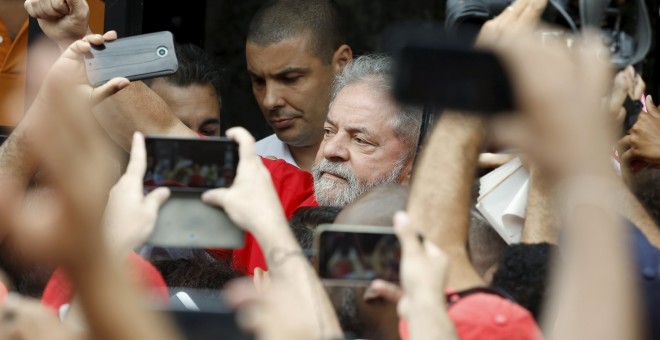 Silva frente  una multitud en su casa en Sao Bernardo do Campo. REUTERS
