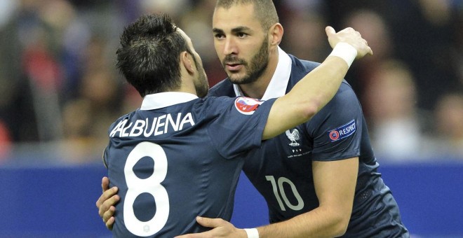 Benzema se abraza con Valbuena en un partido de la selección francesa.