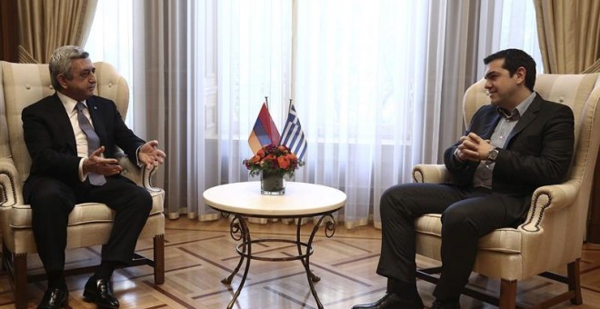 El primer ministro griego, Alexis Tsipras, se reúne con el presidente armenio, Serzh Sargsyan, durante una reunión en la mansión Maximos en Atenas.EFE