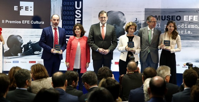 El presidente del Gobierno en funciones, Mariano Rajoy, la vicepresidenta en funciones, Soraya Sáenz de Santamaría, y el presidente de la Agencia EFE, José Antonio Vera, posan junto a los galardonados de los II Premios Efe Cultura. EFE/Mariscal