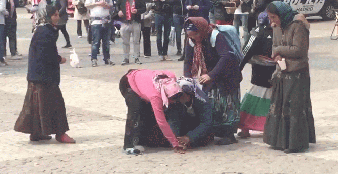Captura del vídeo en el que las mujeres recogen del suelo las monedes que les lanzaban los hinchas.