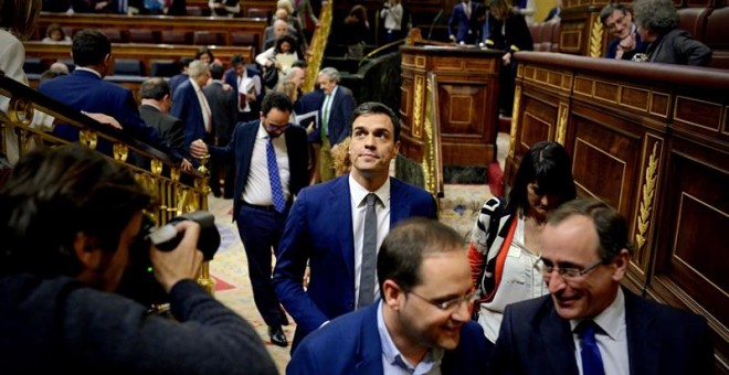 El líder socialista Pedro Sánchezal término del primer pleno ordinario del Congreso de la legislatura que debate dos proposiciones no de ley del PP y de Ciudadanos que defienden la unidad de España.- Fernando Villar (EFE)