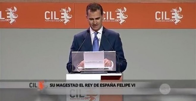 El rey Felipe VI y el rótulo con la falta de ortografía. / EP