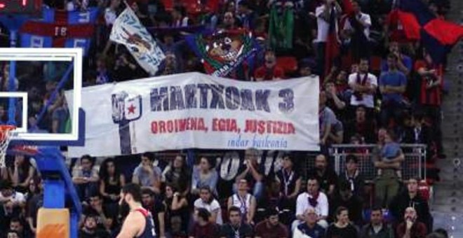 Aficionados del Baskonia muestran la pancarta con motivo del 3 de marzo