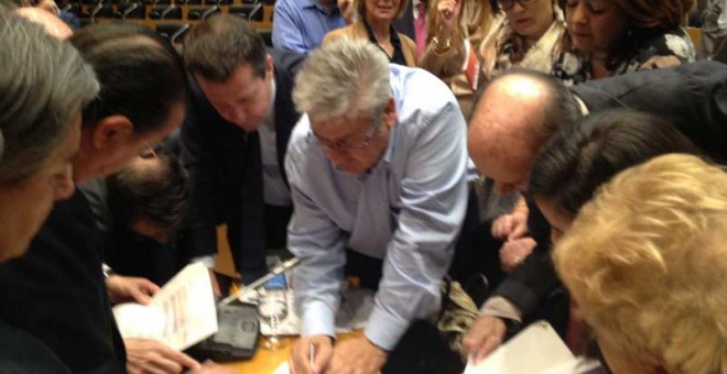 Diputados de diferentes grupos firman el documento del acuerdo. / J.A.B.