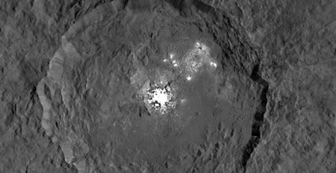 Puntos muy brillantes en el cráter Occato de Ceres. / NASA/JPL-Caltech/UCLA/MPS/DLR/IDA