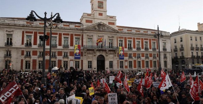 Concentración convocada por organizaciones sociales, sindicales y políticas contra el acuerdo de la Unión Europea y Turquía sobre los refugiados, al entender que atenta contra los derechos humanos esta tarde en la Puerta del Sol, en Madrid. EFE/Kiko Hues