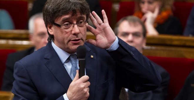 El presidente de la Generalitat, Carles Puigdemont, durante la sesión de control al gobierno catalán que se celebra este miércoles en el Parlament de Cataluña, un día después de la reunión del lider del PSOE, Pedro Sánchez, con el presidente catalán, quie