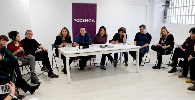 El secretario general de Podemos en la Comunidad de Madrid, Luis Alegre (c), junto al diputado y número dos del partido en Madrid, Miguel Vila (c-d), durante la reunión del Consejo Autonómico de la Comunidad de Madrid. EFE/JuanJo Martin