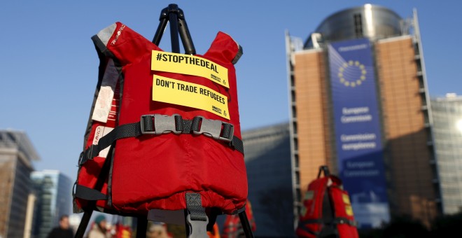 Un chaleco salvavidas durante una protesta de Amnistía Internacional frente a la sede de la Comisión Europea en Bruselas. - REUTERS