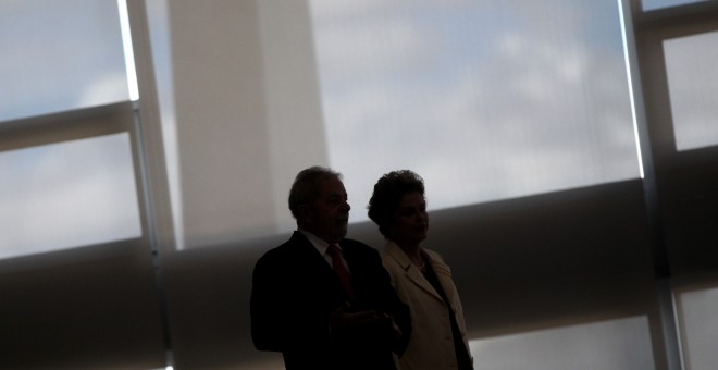 La presidenta brasileña, Dilma Rousseff y su antecesor Luiz Inácio Lula da Silva, en el Palacio Planalto, tras su toma de posesión como nuevo ministro de Estado y Casa Civil de la Presidencia. EFE/FERNANDO BIZERRA JR