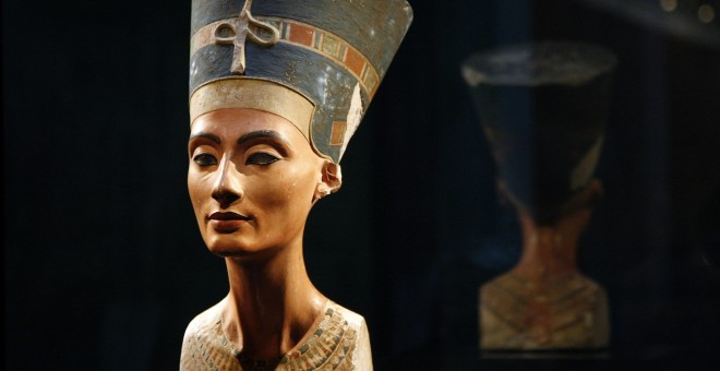 El busto de Nefertiti, exhibido en el Museo Neues de Berlín, Alemania. REUTERS/Fabrizio Bensch
