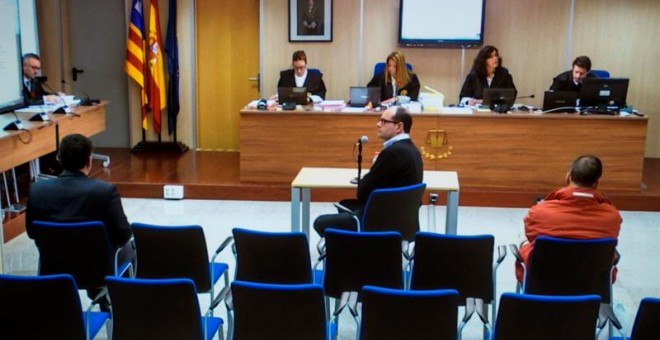 Fotografía tomada de una pantalla en la sala de prensa de la Escuela Balear de la Administración Pública (EBAP) en Palma, donde se celebró el pasado miércoles la vigésima jornada del juicio por el caso Nóos, durante la declaración del testigo Mario Sorrib